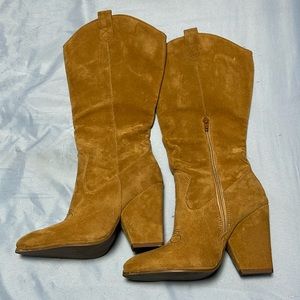 Size 7 women’s tan cowboy boots. Small heel with zip side. Only worn once.